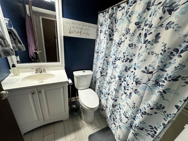 full bath featuring toilet, a shower with curtain, wood finish floors, and vanity