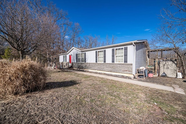 view of front of home with a front lawn