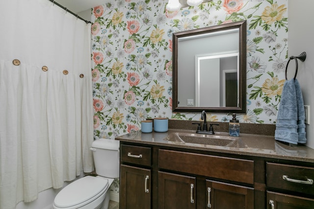 full bathroom featuring toilet, a shower with shower curtain, vanity, and wallpapered walls