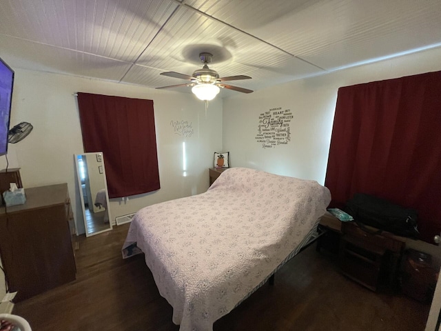 bedroom featuring dark wood finished floors and a ceiling fan