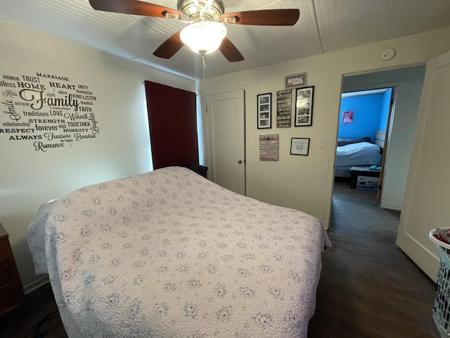 bedroom featuring dark wood-style flooring and ceiling fan