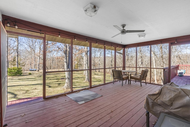 sunroom with ceiling fan