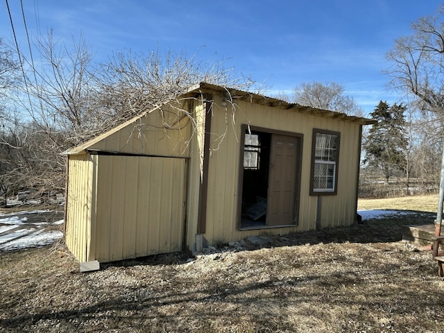 view of outdoor structure with an outbuilding