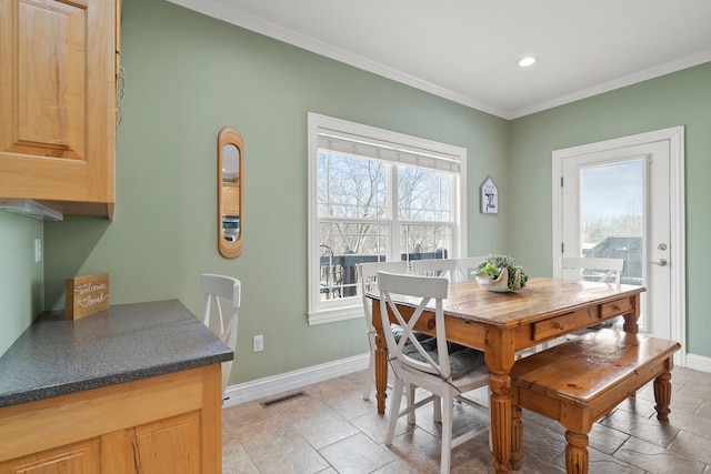 dining room with visible vents, baseboards, crown molding, and recessed lighting