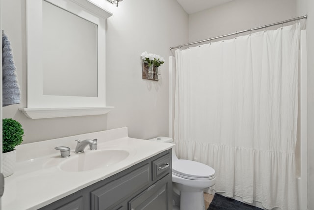 full bath with toilet, a shower with shower curtain, and vanity