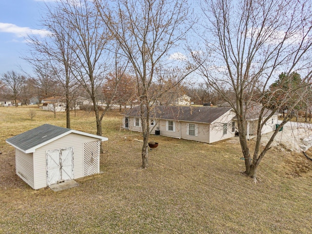 view of yard featuring an outdoor structure and a shed