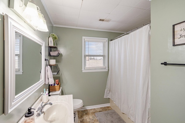 full bath featuring toilet, ornamental molding, visible vents, and a shower with curtain