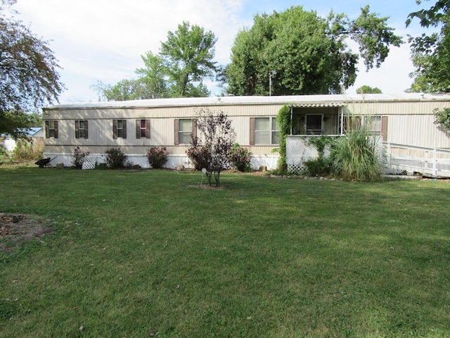 manufactured / mobile home featuring a front yard