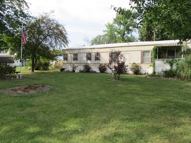 manufactured / mobile home featuring a front lawn