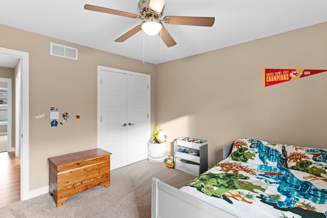 bedroom featuring visible vents, a ceiling fan, a closet, carpet floors, and baseboards