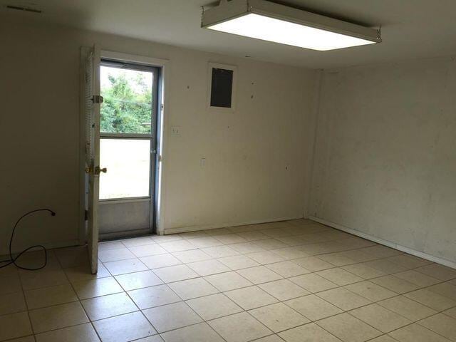 spare room featuring plenty of natural light, light tile patterned flooring, and visible vents