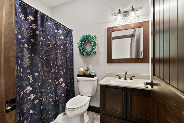 bathroom with a shower with shower curtain, baseboards, toilet, and vanity