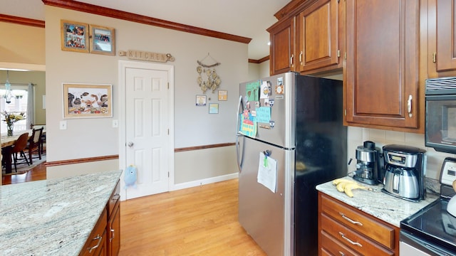 kitchen featuring stainless steel appliances, ornamental molding, light wood-type flooring, tasteful backsplash, and brown cabinetry