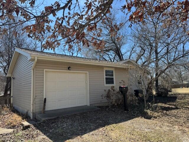 garage featuring dirt driveway