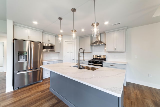 kitchen featuring stainless steel appliances, dark wood-style flooring, a sink, and visible vents