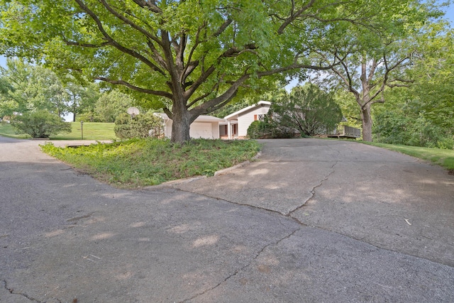 view of front facade featuring driveway