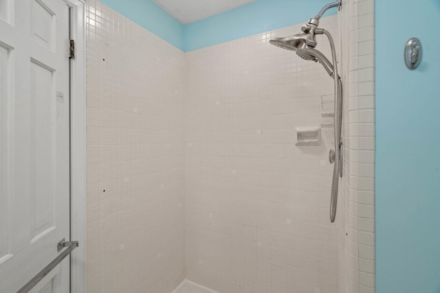 full bathroom featuring tiled shower