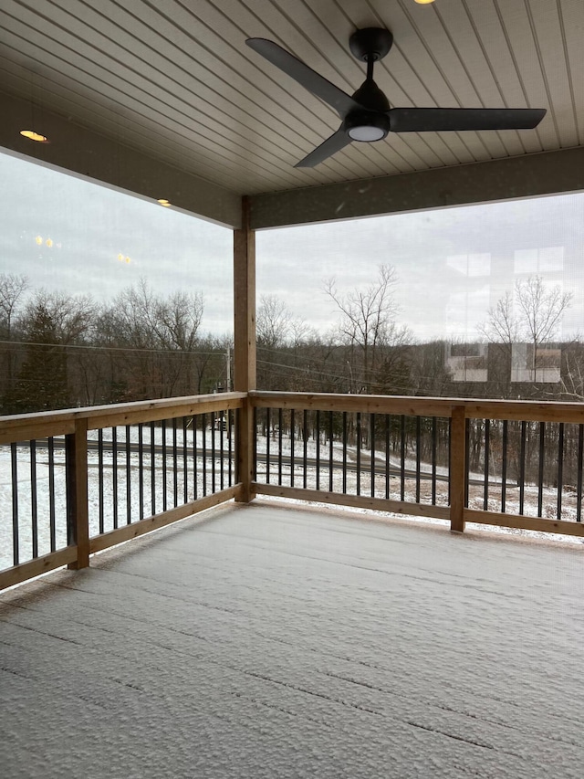 deck with a ceiling fan