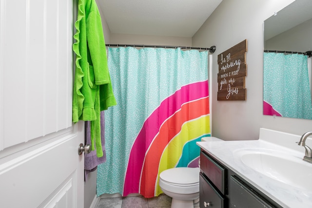 full bath with toilet, curtained shower, and vanity