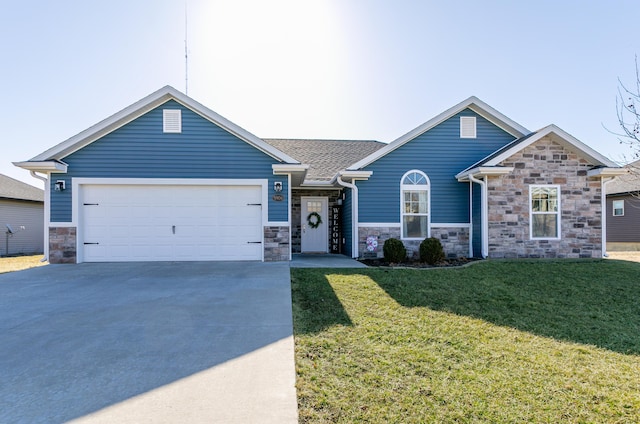 view of front of property featuring a front yard, an attached garage, and driveway