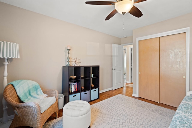 living area featuring ceiling fan, wood finished floors, and baseboards