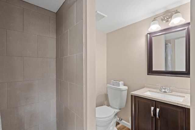 full bathroom featuring visible vents, vanity, toilet, and a shower with curtain