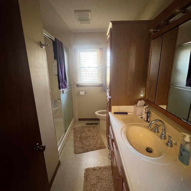 full bathroom featuring visible vents, toilet, a shower with door, baseboards, and vanity