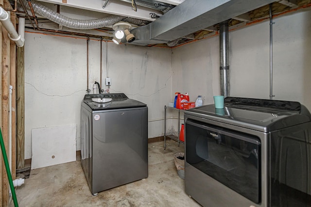 laundry area with laundry area and washer and clothes dryer