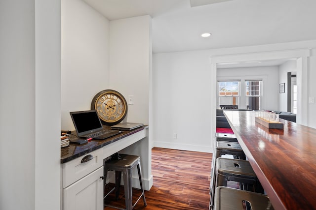 office space with recessed lighting, baseboards, wood finished floors, and built in study area