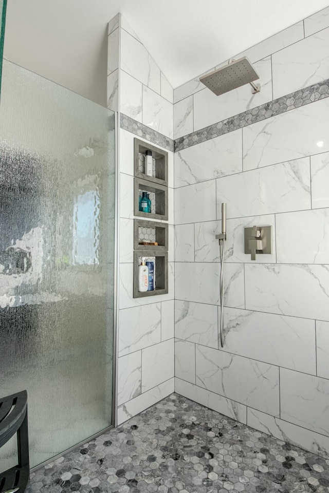 full bath featuring tiled shower