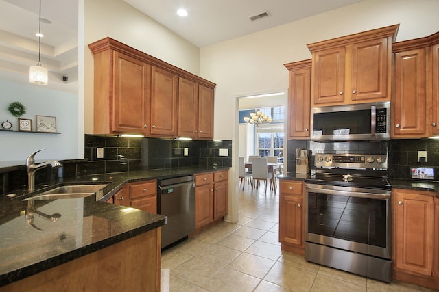 kitchen featuring visible vents, a sink, backsplash, stainless steel appliances, and light tile patterned floors