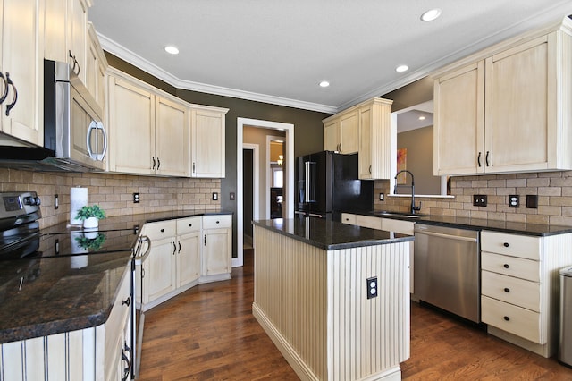 kitchen featuring a sink, dark countertops, dark wood finished floors, and stainless steel appliances