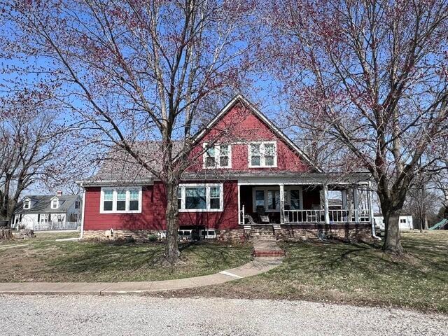 view of front of property with a front yard and covered porch