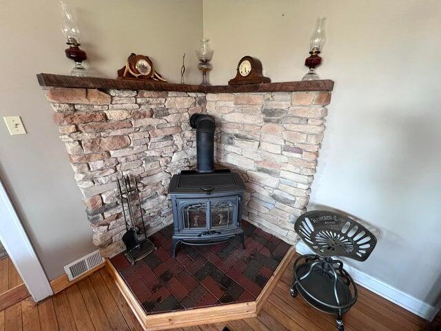 interior details featuring wood finished floors, visible vents, and baseboards