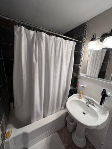 bathroom with shower / tub combo