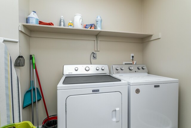 4612 Manhasset Dr, Columbia, MO 65203 - laundry room featuring independent washer and dryer and laundry area