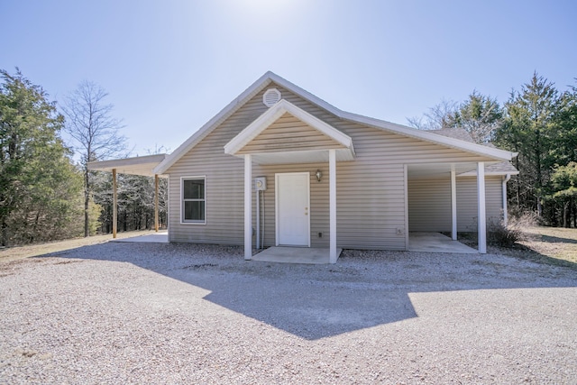 view of front of home featuring gravel driveway