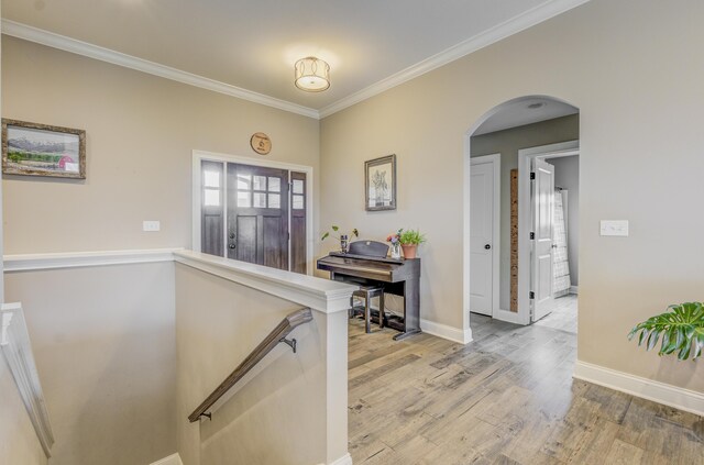 4716 Emeribrook Ct, Columbia, MO 65203 - foyer featuring arched walkways, light wood finished floors, baseboards, and crown molding