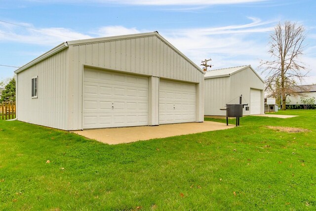 1204 S Walnut Ave, Salisbury, MO 65281 - detached garage with fence