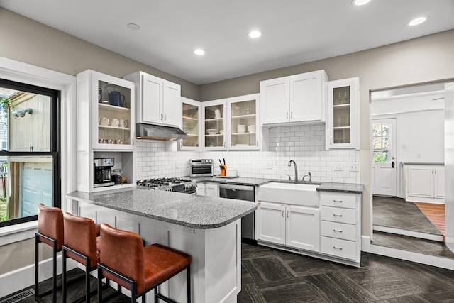 608 Westmount Ave, Columbia, MO 65203 - kitchen featuring a sink, under cabinet range hood, stainless steel appliances, a peninsula, and a breakfast bar area