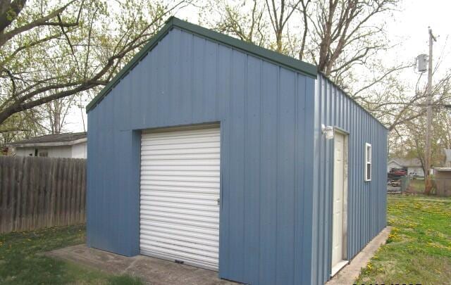 614 S Central St, Centralia, MO 65240 - view of outdoor structure with an outbuilding and fence