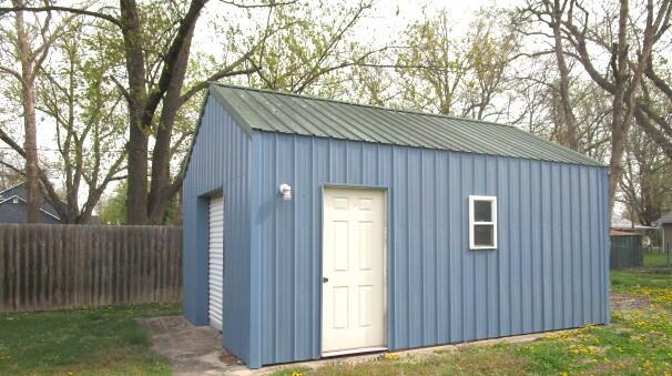 614 S Central St, Centralia, MO 65240 - view of outbuilding with fence and an outdoor structure