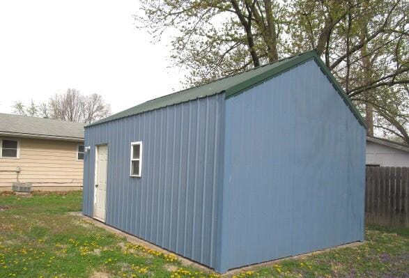 614 S Central St, Centralia, MO 65240 - view of outbuilding with fence and an outdoor structure