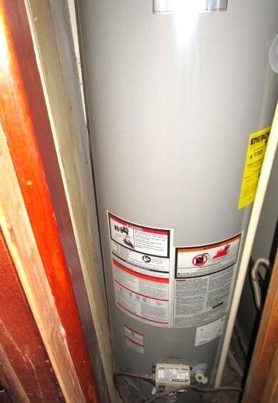 614 S Central St, Centralia, MO 65240 - interior details featuring water heater