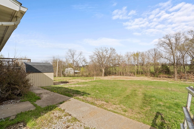 view of yard featuring an outdoor structure and a storage unit