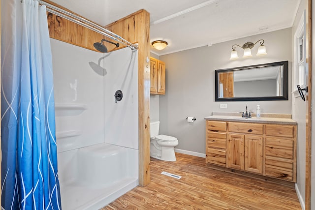 full bath with baseboards, ornamental molding, a shower with curtain, and wood finished floors