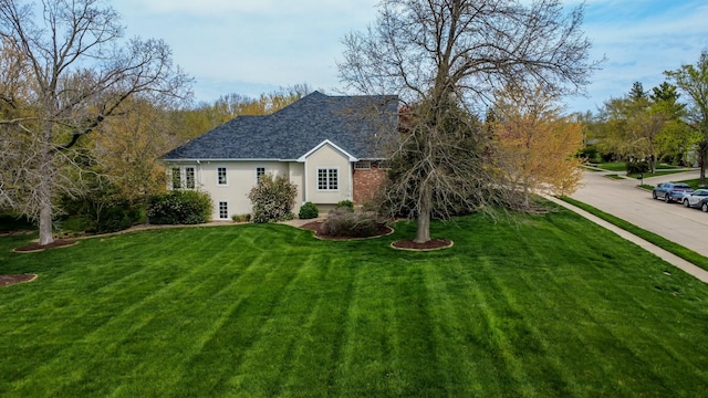 view of front of property featuring stucco siding and a front lawn