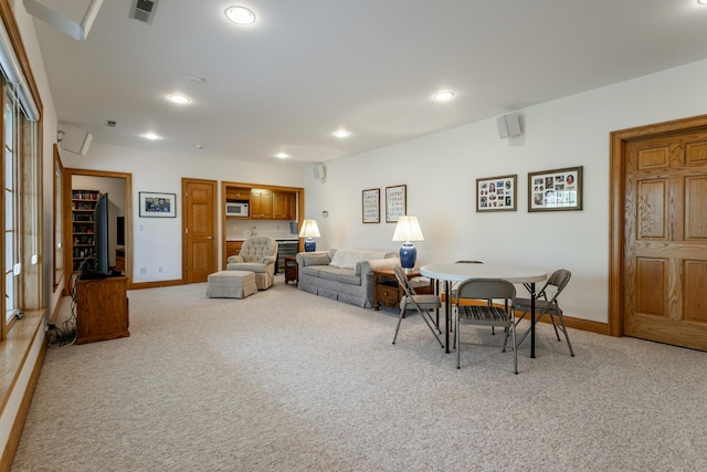 living area with carpet flooring, baseboards, visible vents, and recessed lighting