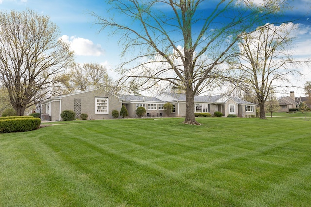 30 Holman Rd, Moberly, MO 65270 - view of front facade featuring a front lawn