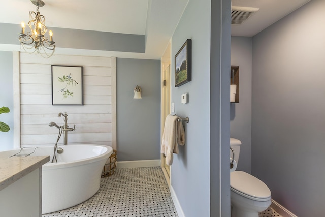 30 Holman Rd, Moberly, MO 65270 - bathroom featuring baseboards, an inviting chandelier, a soaking tub, toilet, and visible vents
